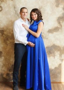 Séance photo pour une femme enceinte en robe longue bleue