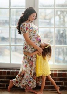 Servizio fotografico per una donna incinta in abito lungo con stampa floreale