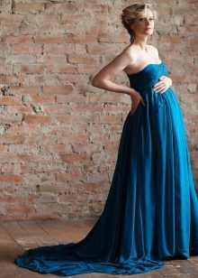 Blaues Kleid mit Schleppe für ein schwangeres Fotoshooting