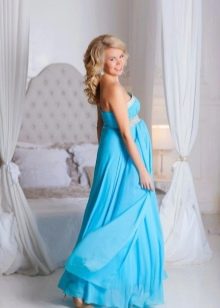 Blauwe jurk voor een zwangere fotoshoot