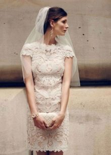 Jasna brzoskwiniowa suknia ślubna z koronką