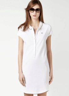 Göbeğine kadar düğmeli beyaz polo elbise
