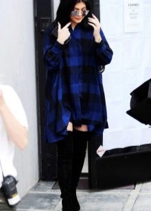 Niebieska koszulowa sukienka oversize w kratkę i czarne zamszowe kozaki za kolano