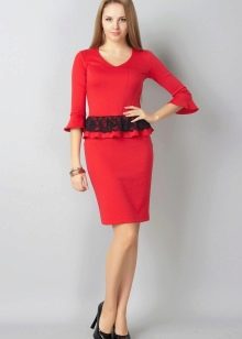 Czerwona sukienka z koronkową peplum