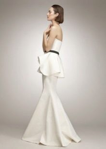 Gaun bustier panjang berwarna putih dengan peplum