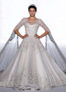 Gaun pengantin bergaya dengan korset