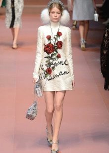 Rochie Dolce & Gabbana bej cu trandafiri la prezentarea de moda