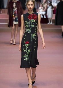 Dolce & Gabbana mados šou juoda suknele su rožėmis