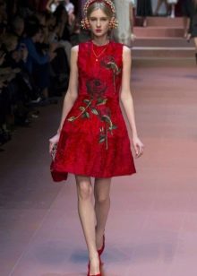 Váy Dolce & Gabbana màu đỏ với hoa hồng