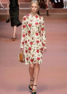 Beiges Kleid mit Rosen und Perforation bei der Dolce Gabbana Fashion Show