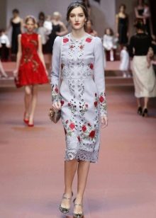 Rochie albastru-gri cu trandafiri la prezentarea de moda Dolce Gabbana