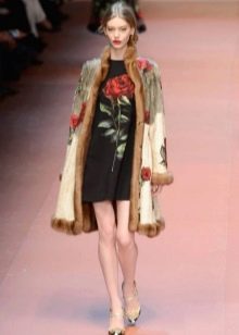 Itim na damit na may mga rosas sa Dolce Gabbana fashion show