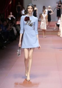 Pakaian biru Dolce & Gabbana dengan bunga mawar di pertunjukan fesyen