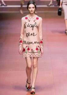 Pakaian merah jambu Dolce & Gabbana dengan bunga mawar