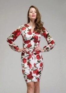 Robe blanche avec roses rouges