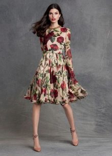 Stilettos für ein Kleid mit Rosen