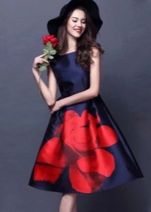 Kleid mit einer großen Rose am Rock