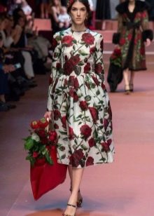 Sukienka w róże o prostym kroju, średniej długości