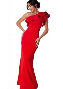 Gaun merah panjang dengan ruffle di sebelah bahu