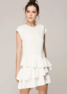 Hvid kjole med flæser på nederdelen