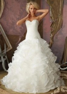 Пищна сватбена рокля с волани