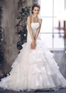 Gaun pengantin dengan ruffles