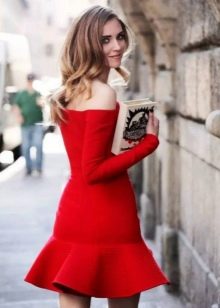 Gaun merah dengan lipatan di bahagian bawah skirt