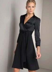 Langærmet sort slå-om-kjole