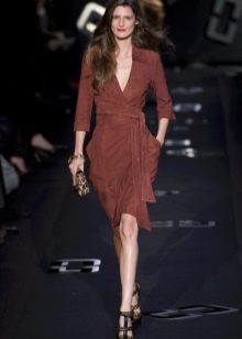 Diane von Fürstenberg tasarımı kahverengi midi anvelop elbise