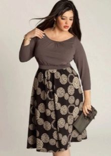 Kleid Tatjanka aus einem einfarbigen hellen Stoff oben und dunklem Stoff mit Druck auf dem Rock für übergewichtige Frauen