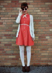 Gaun pendek merah dengan titik polka putih