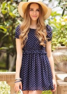 Gaun pendek biru dengan titik polka putih