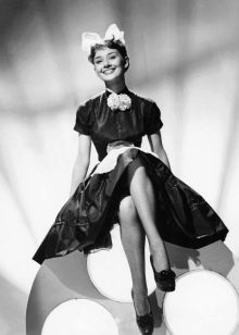 Audrey Hepburn juoda A linijos suknelė