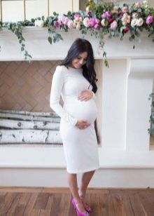 Gaun putih berlengan panjang untuk ibu hamil