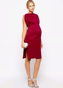 Rotes Kleid für ein schwangeres Mädchen