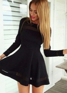 Langærmet sort højtaljet kjole