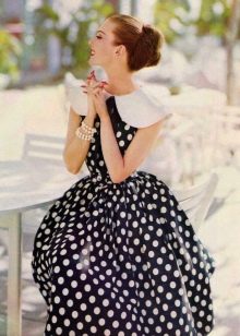 Crna haljina u retro stilu s bijelim točkicama