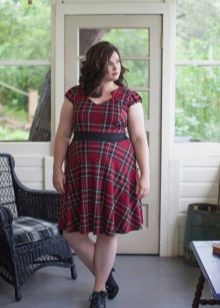 Abito scozzese con tasso nero sulla cintura per donne obese