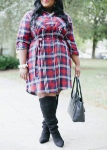 Rot kariertes Hemdblusenkleid für übergewichtige Frauen in Kombination mit Stiefeln