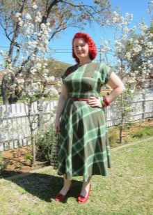 Grünes kariertes Kleid mit flauschigem Rock für übergewichtige Frauen