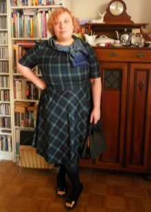 Středně dlouhé kostkované šaty pro obézní ženy