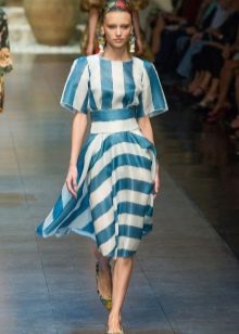 فستان متوسط ​​الطول بخطوط بيضاء وزرقاء
