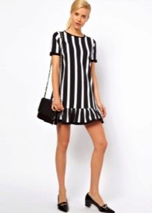Schwarz-weißes Kleid mit vertikalen Streifen