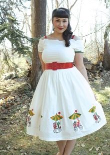 50-ųjų stiliaus suknelė su kontrastiniu diržu