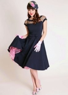 Schuhe mit Schleifen für ein Kleid im Stil der 50er Jahre