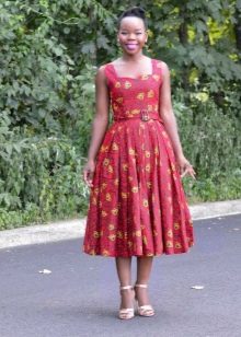 50-ųjų stiliaus basutės su kulnais prie suknelės