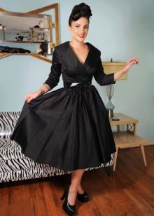 Satenska haljina s odloženim ovratnikom 50-ih