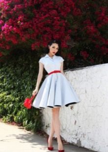 Бяла коктейлна рокля в стил 50-те години с червен пояс