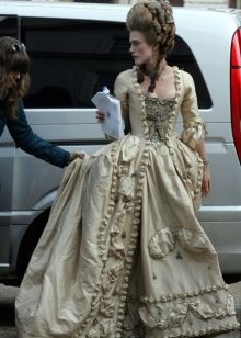 Sukienka w stylu barokowym ze złotym haftem