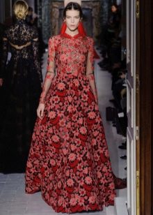 Raudona barokinė suknelė su gėlėmis